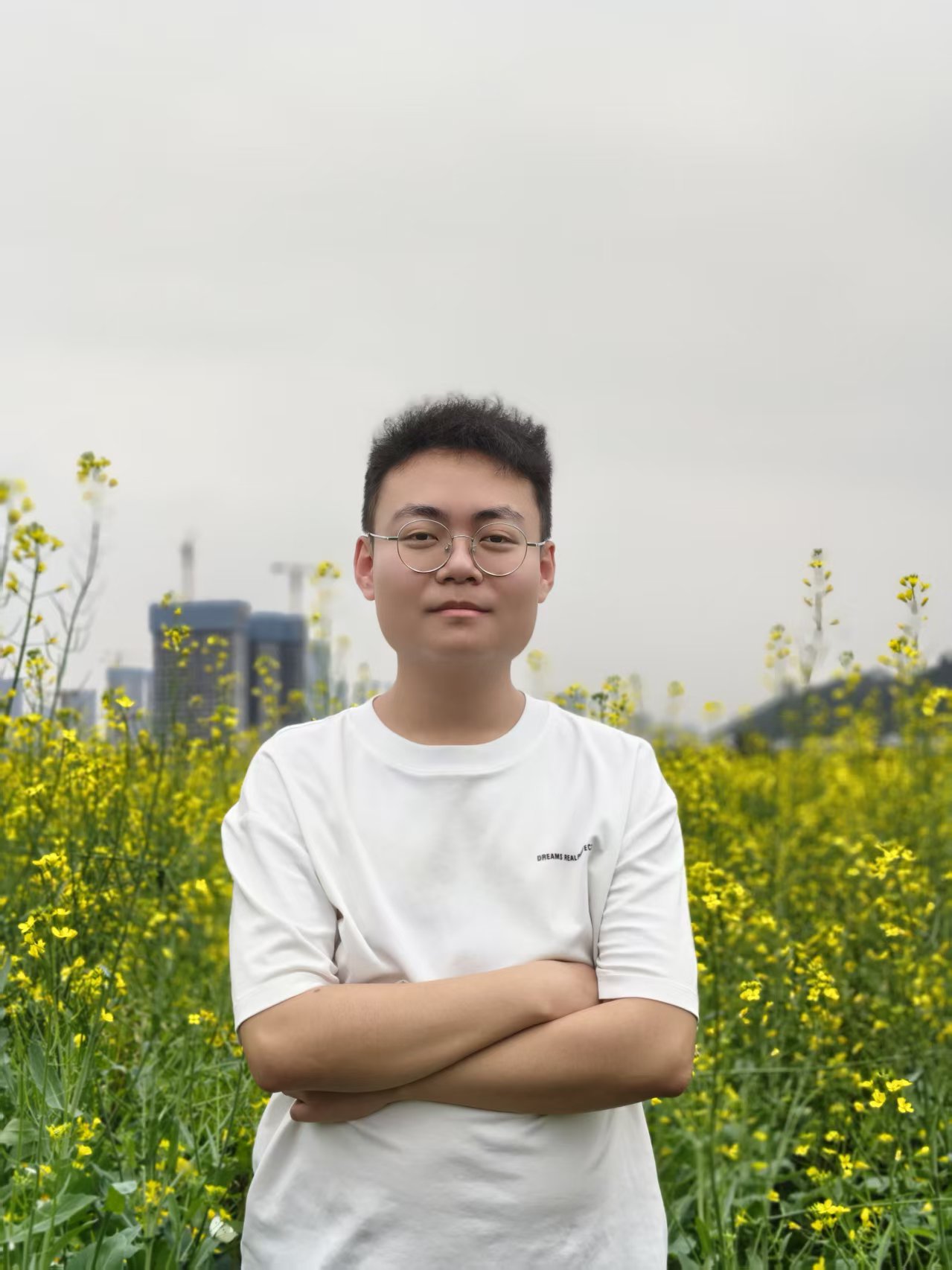 陈思何站在油菜花田中的个人照片